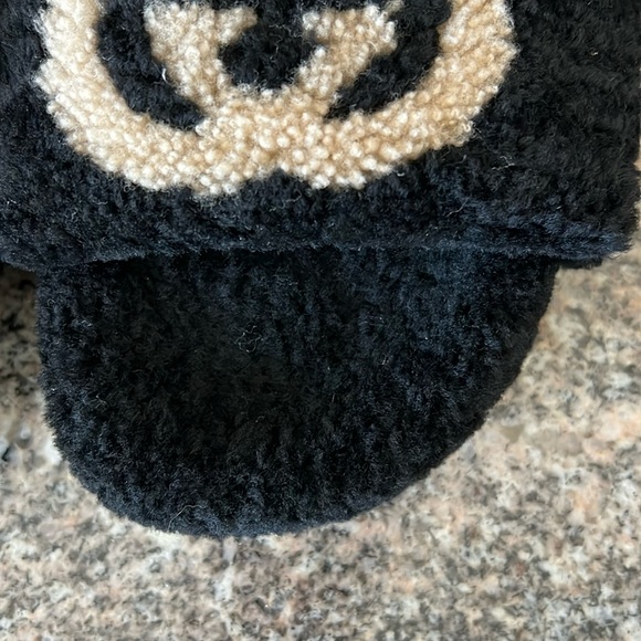 Gucci Interlocking GG Shearling Slides - Picture 12 of 16